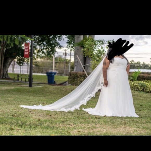 Wedding dress - Picture 2 of 6